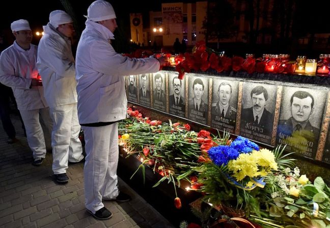 Los ucranianos se reunieron en 2016 durante la madrugada para marcar el 30 aniversario de la tragedia (GENYA SAVILOV/AFP/Getty Images).