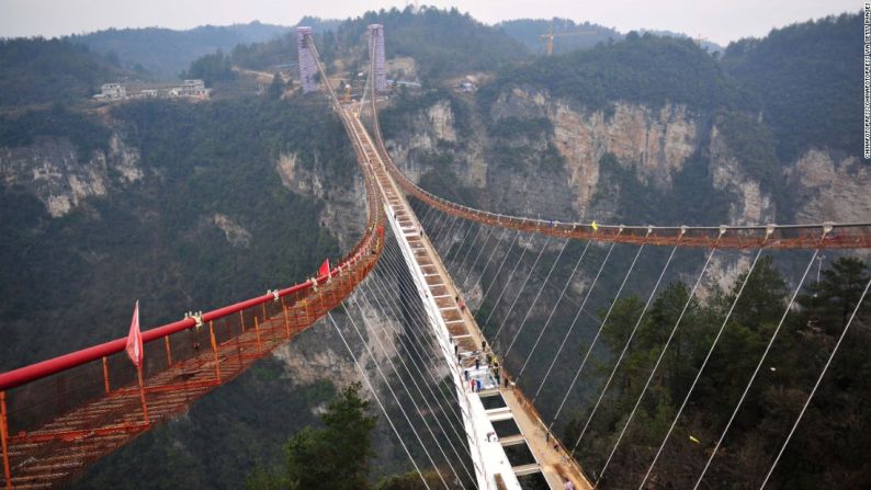 Zhangjiajie Canyon Bridge por Haim Dotan, en construcción (Zhangjiajie City, China) – Al momento de su inauguración, en mayo de 2016, esta estructura será el puente con piso de vidrio más largo del mundo.