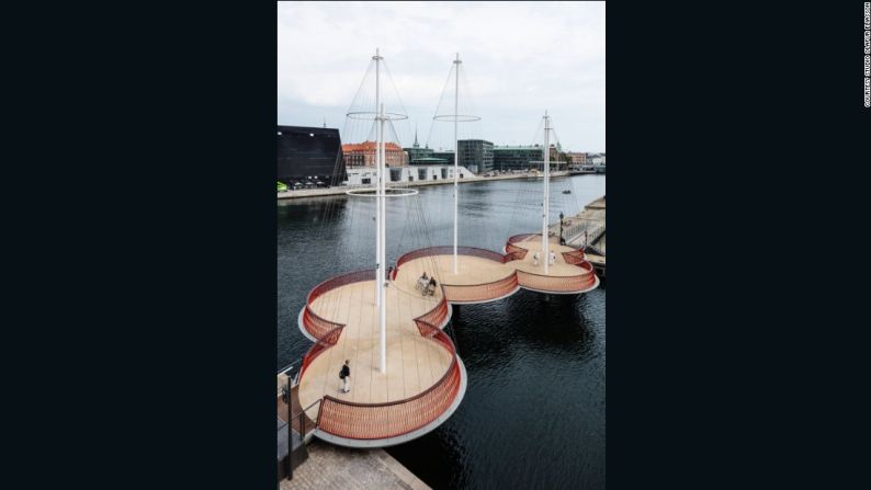 Cirkelbroen por Olafur Eliasson, 2015 (Copenhagen, Dinamarca) – El artista Olafur Eliasson se inspiró en la historia de la ciudad para diseñar este puente. Las cinco plataformas circulares y los mástiles cableados dan la ilusión de barcos flotando en el puerto de la ciudad.