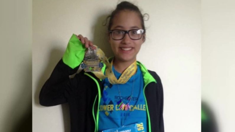 Lee, de 12 años, iba atrasada a la 'Wegmans Family 5k' el domingo en Rochester, Nueva York. Cuando vio que la carrera ya había comenzado, empezó a correr con los demás sin saber que en realidad estaba en el tramo de la media maratón.