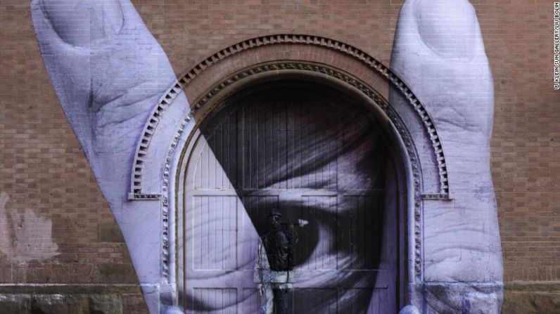 Liu colaboró con el artista callejero francés JR en este trabajo, en el que se camufla en uno de sus murales en Nueva York.