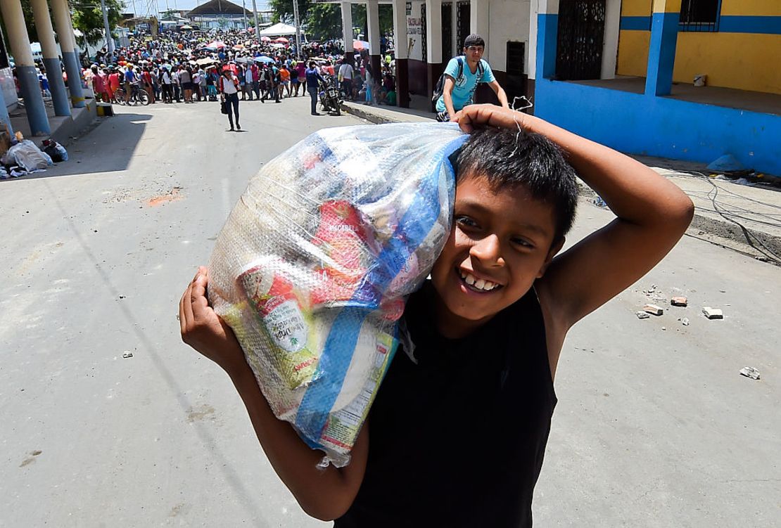 Un niño ecuatoriano sonríe después de recibir provisiones de comida en Manta, Ecuador. El espíritu del pueblo ecuatoriano está más fuerte que nunca tras el devastador terremoto del 16 de abril.