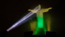 El Cristo Redentor iluminado para la ocasión de los 100 días para los Juegos Olímpicos de Río, el 27 de abril de 2016. Crédito: YASUYOSHI CHIBA/AFP/Getty Images.