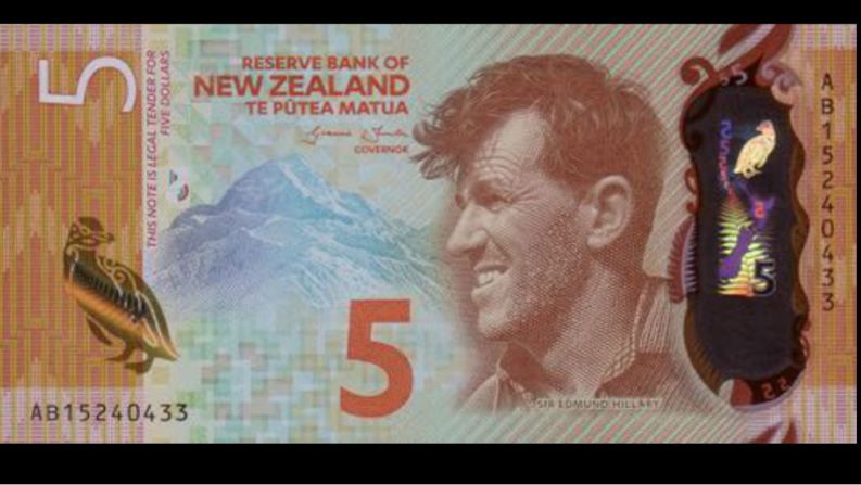 El billete de 5 dólares de Nueva Zelandia fue nombrado como el Billete del año 2015 por la Sociedad Internacional de Billetes Bancarios. Allí aparece el montañista Sir Edmund Hillary y el Monte Cook, la montaña más alta de ese país.