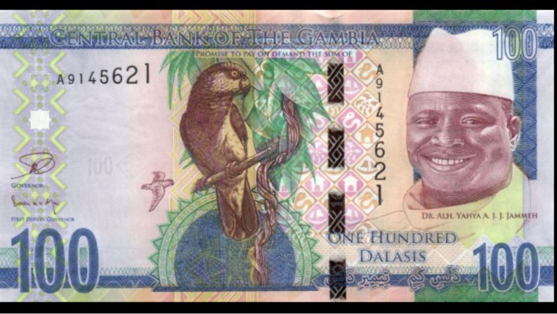 El billete de 100 dalasis de Gambia presenta en una de sus caras al presidente Yahya Jammeh que está en el poder desde 1996. Empezó a circular el 15 de abril de 2015.