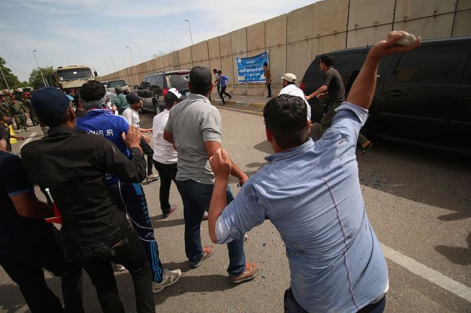 Algunos legisladores fueron agredidos por la multitud que asaltó la llamada Zona Verde de Bagdad.