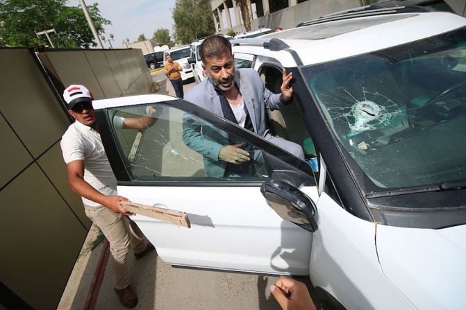 El líder del partido iraquí Fadhila, Ammar Tohme, es escoltado hasta su vehículo en medio del caos por el asalto a la Zona Verde de Bagdad.