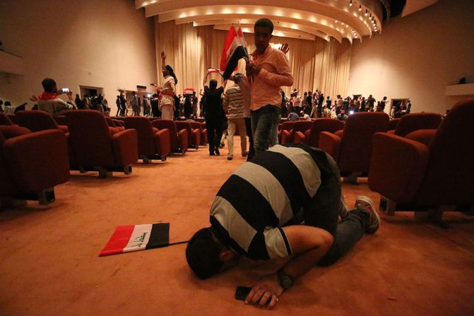 Un hombre reza dentro del Parlamento de Iraq. Miles de manifestantes asaltaron la llamada Zona Verde, donde están las oficinas el gobierno, el Parlamento de Iraq y la embajada de EE.UU. en Bagdad.