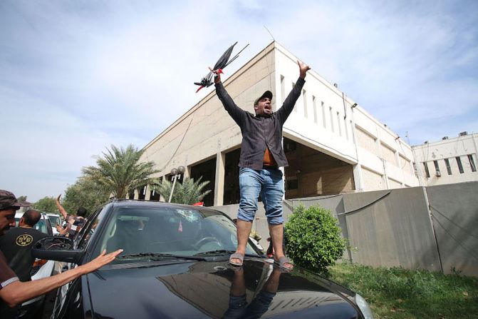 Hay tensión en Iraq tras la invasión de la Zona Verde de Bagdad por parte de miles de manifestantes que secundaron el llamado de un clérigo chiita.