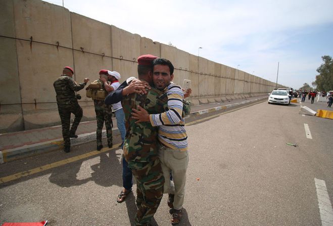 Durante las manifestaciones de este sábado, se publicaron fotos y videos en las redes sociales en las que se veía a supuestos militares iraquíes animando a los inconformes y permitiendo su avance dentro de la Zona Verde, en Bagdad.