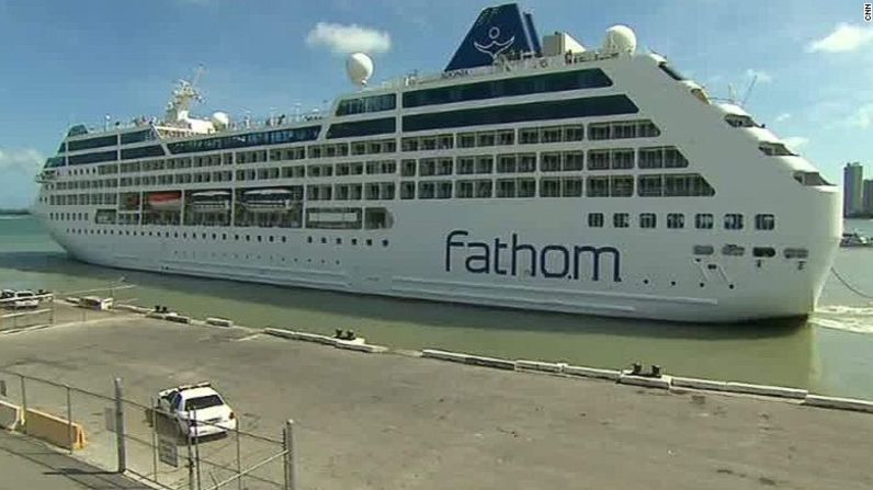 El crucero Adonia de la empresa Fathom, subsidiaria de la compañía estadounidense Carnival, partió de Miami el domingo.