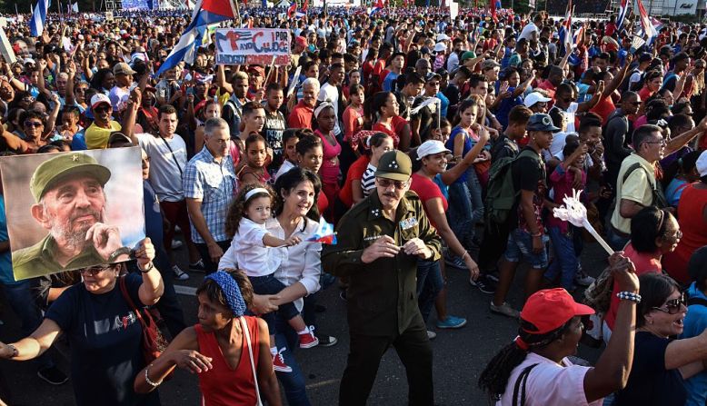 El comandante de las FARC Rodrigo Granda (c) participó en la marcha. Timochenko y Pastor Alape, también miembros de la guerrilla y quienes están en La Habana en la mesa de negociaciones del Gobierno con las FARC, también participaron, lo que causó la ira de varios sectores colombianos.