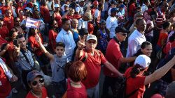 El comandante de las FARC   Rodrigo Granda (c) participó en la marcha. Timochenko y Pastor Alape, también miembros de la guerrilla y quienes están en La Habana en la mesa de negociaciones del Gobierno con las FARC, también participaron, lo que causó la ira de varios sectores colombianos.