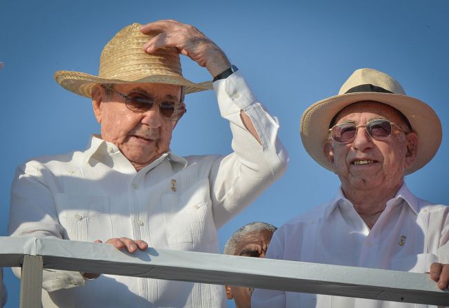 Los líderes cubanos Raul Castro (i) y José Ramón Machado Ventura fueron a la marcha en la Plaza de la Revolución.