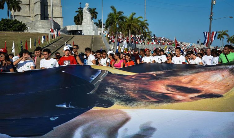 Un grupo de personas lleva una imagen de Fidel Castro en la marcha de este domingo en La Habana. Miles de cubanos marcharon en las calles de la capital de la isla.