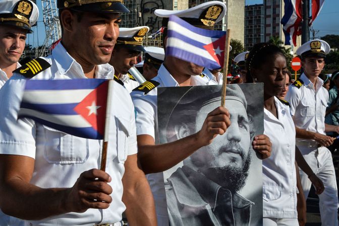 Miembros de la Naval Cubana llevan una foto del líder cubano Fidel Castro durante la marcha del Día del Trabajo en La Habana.