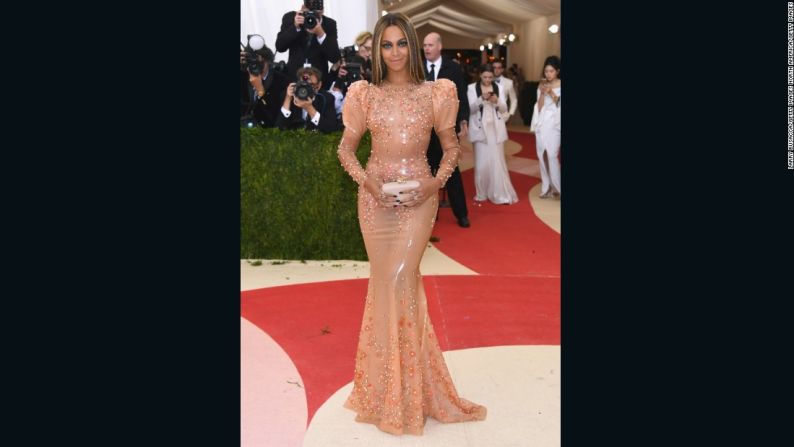 La Gala Met de este año combina la moda con el tema tecnológico. La cantante Beyonce llevó un vestido de Givenchy.