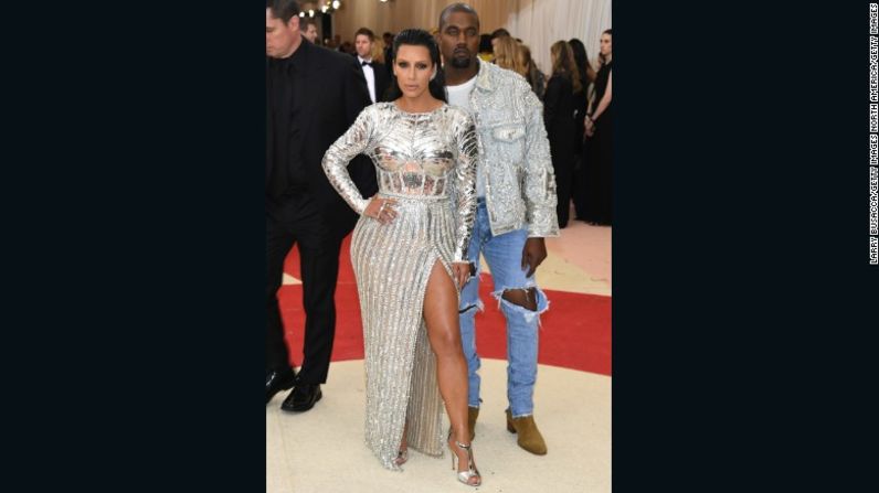 Kim Kardashian y su marido Kanye West, de Balmain.