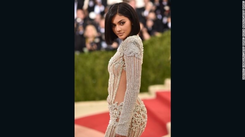 La más joven del clan Kardashian-Jenner, Kylie Jenner, en la alfombra roja, vestida por Balmain.