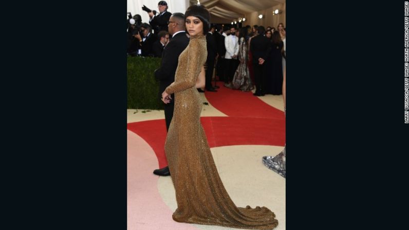 Zendaya lució un vestido de Michael Kors.