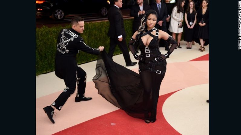 La cantante Nicki Minaj, con Jeremy Scott, quien diseñó su atuendo.