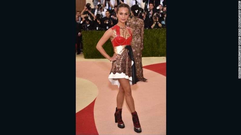 La actriz Alicia Vikander fue vestida de Louis Vuitton.