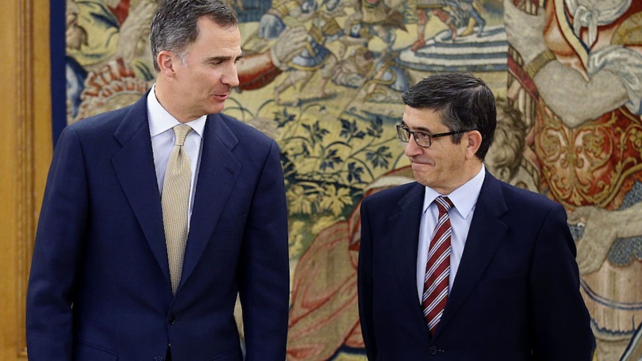 El rey Felipe VI con el presidente del Congreso hasta la disolución de las cortes, Patxi López, en una reunión el pasado 26 de abril (ANGEL DIAZ/AFP/Getty Images).