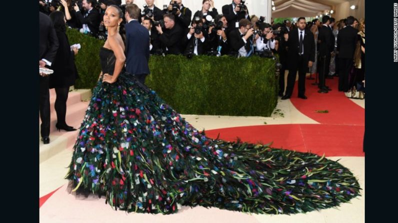 La actriz Zoe Saldana, con un extravagante vestido de Doce & Gabbana.