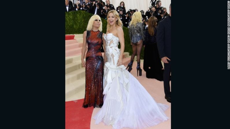 La actriz Kate Hudson, de Versace, posa junto a la diseñadora Donatella Versace.