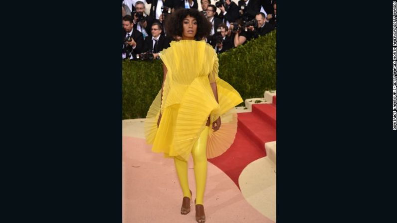 Solange, con un llamativo atuendo de David LaPort.