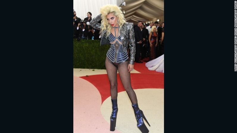 Lady Gaga, de Versace.