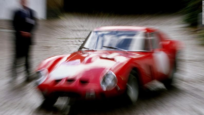 Ferrari — Este Ferrari 250 GTO modelo 1962-63 fue vendido en 2014 por 38 millones de dólares, rompiendo el récord del precio más alto que se ha pagado por un carro en una subasta pública.