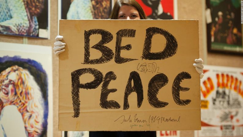 ‘Bed Peace’ — Los letreros usualmente no incitan una guerra entre coleccionistas, pero este en particular, llamado ‘Bed Peace’, fue vendido por Christie’s por 154.000 dólares. Este artículo fue creado por John Lennon durante el llamado ‘Bed-in for Peace’, un evento pacífico en el que el artista y su esposa Yoko Ono realizaron durante el punto más álgido de la guerra de Vietnam en 1969.