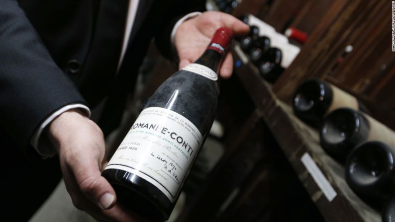 ¿1.700 dólares por una copa de vino? — Esto es exactamente lo que un millonario asiático pagó por un lote de vino Romanée-Conti. El lote completo comprendía más de 912 de vasos de vino y fue vendido por 1’609.776 dólares en una subasta de la casa Sotheby’s en Hong Kong.