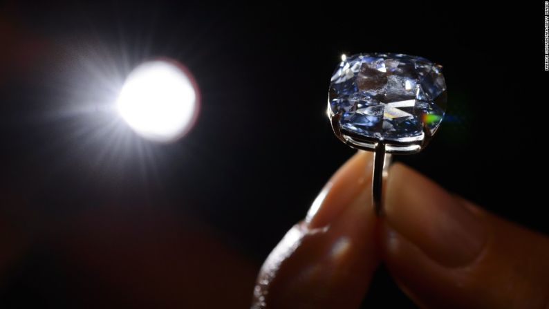 Blue Moon — El diamante Blue Moon, una sensacional piedra preciosa de 12,03 quilates, fue vendida por 48,5 millones de dólares por la casa de subastas Sotheby’s, en Ginebra, Suiza, en noviembre de 2015. La piedra preciosa fue donada por el multimillonario de Hong Kong, Joseph Lau, que se la había regalado a su hija cuando ella tenía 7 años.