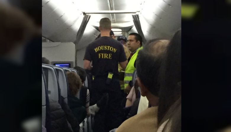 Un pasajero que iba en el avión tomó las fotografías del momento en el que las autoridades llegaron a retirar el cuerpo de una persona que falleció en el avión que viajaba de Chicago a México.