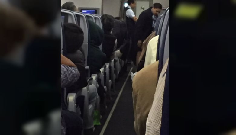 Según Fernando del Río, tuitero que publicó las fotografías, el hombre que falleció estaba acostado con los pies extendidos hacia el pasillo del avión.