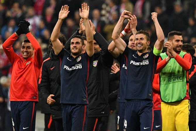 Los jugadores aplauden al final del partido en Múnich.