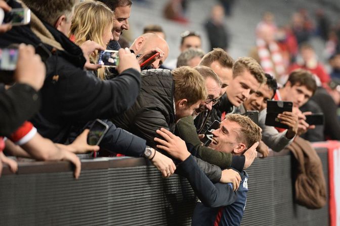 Antoine Griezmann celebra con hinchas.