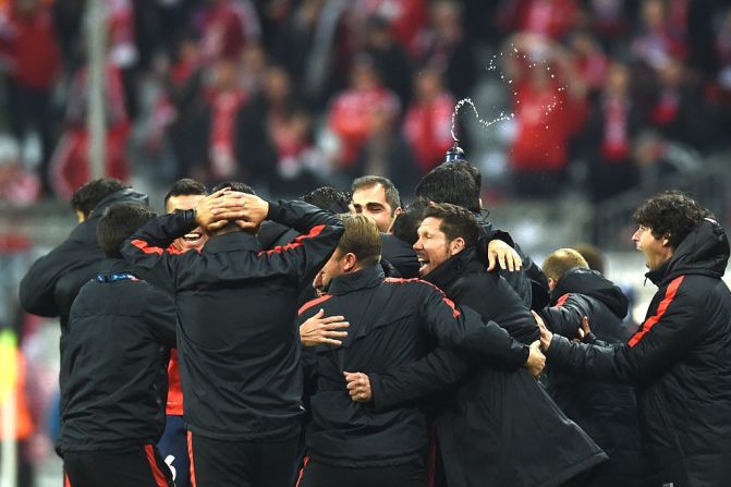 Los jugadores celebran con el cuerpo técnico el paso a la final.