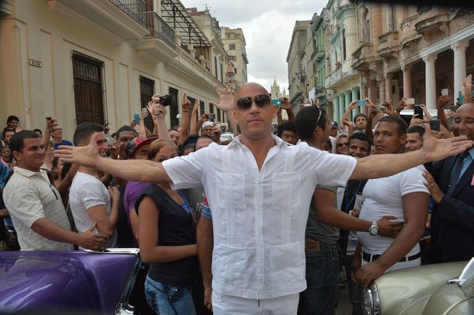 El actor estadounidense Vin Diesel también hizo presencia en el Paseo del Prado de La Habana para el desfile de Chanel.