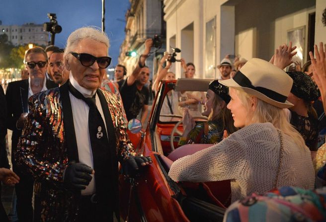 El diseñador alemán, artista y fotógrafo Karl Lagerfeld diseñó la colección para este desfile.