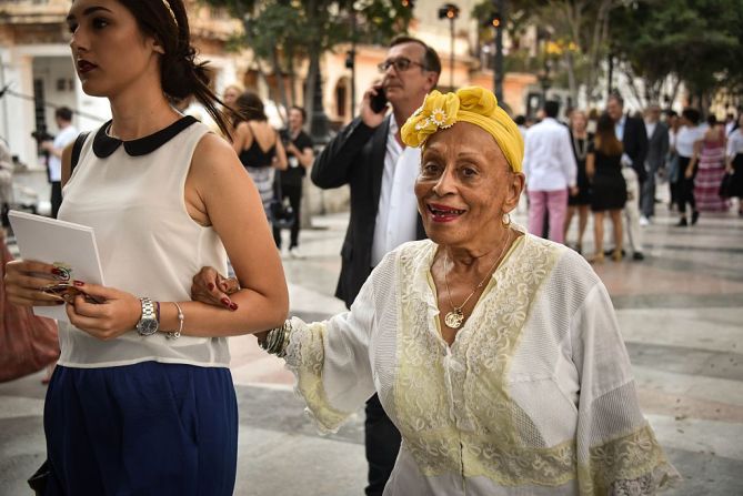 La cantante cubana estrella del Buena Vista Social Club Omara Portuondo estuvo entre las invitadas al desfile de Chanel.