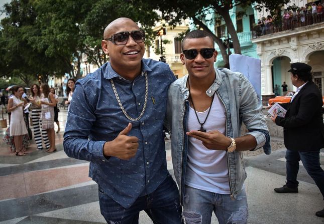 El duo cubano Gente de Zona también estuvo en el desfile.