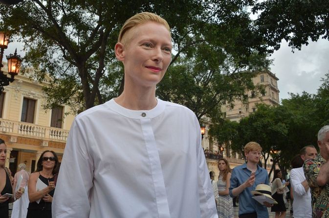 La actriz e ícono de la moda Tilda Swinton llega al Paseo del Prado en La Habana el 3 de mayo para el desfile de Chanel.