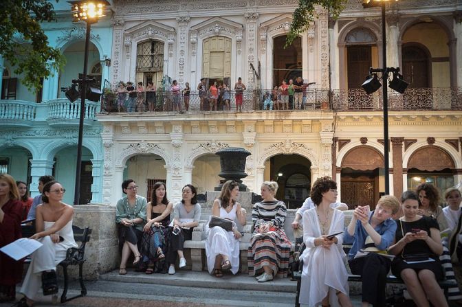 Desde sus casas, muchos cubanos intentaban ver el desfile de Chanel.