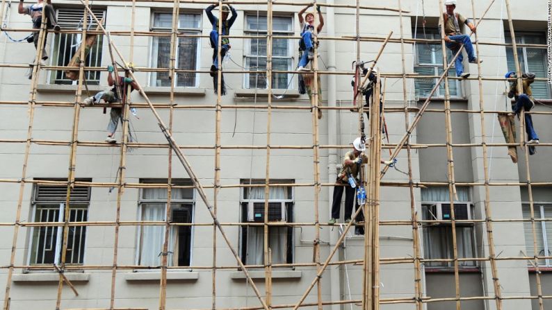 En Hong Kong, el bambú es frecuentemente usado para fabricar los andamios con los que se construyen algunos de los rascacielos más altos de la ciudad.