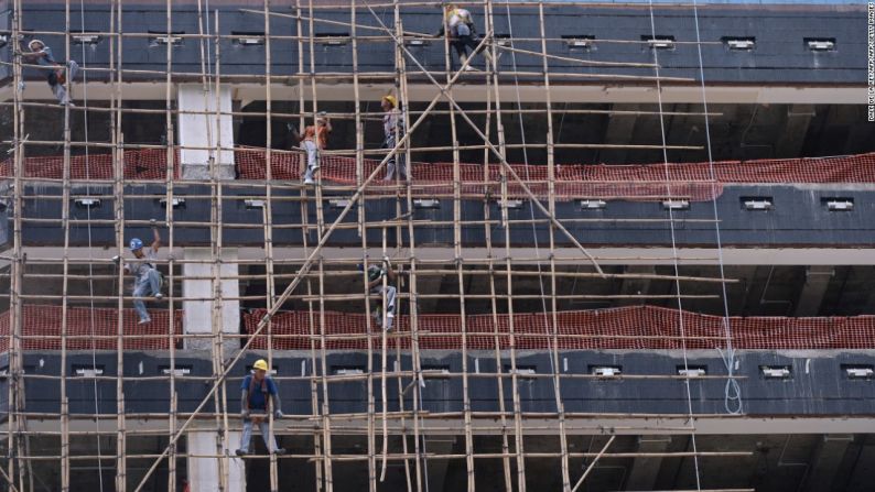 Los trabajadores necesitan tener las manos libres durante la construcción, para así cortar los palos de bambú y atarlos.