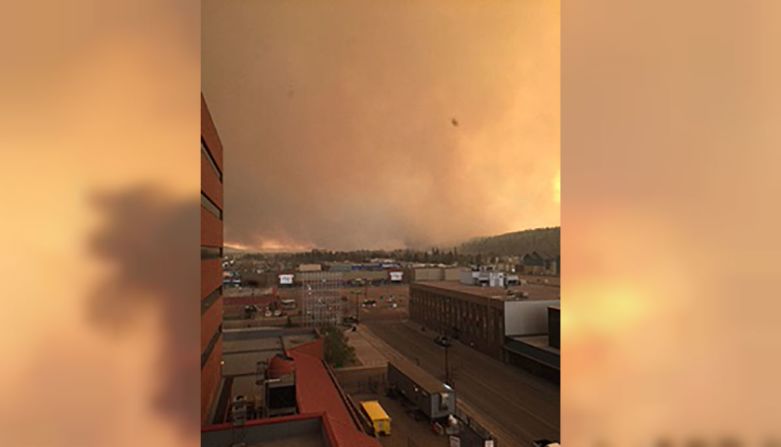 La evacuación de Fort McMurray es la mayor de la historia de Alberta.