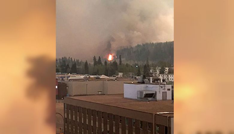 El fuego se ha extendido a por lo menos 10.000 hectáreas según informó el diario local Fort McMurray Today. Las autoridades confirman que hasta el momento van 88.000 personas evacuadas exitosamente.